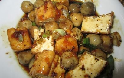 Thực đơn nhẹ nhàng cuối tuần với món đậu hũ kho nấm rơm Thực đơn nhẹ nhàng cuối tuần với món đậu hũ kho nấm rơm