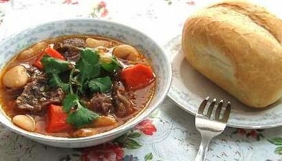 Chia sẻ công thức nấu thịt bò sốt vang với gấc ngon lạ lùng