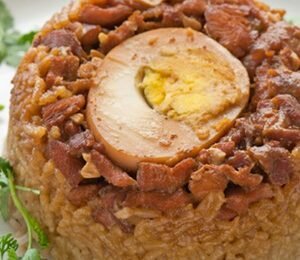 Cơm hấp thịt gà kho tàu hương vị tuy quen mà lạ