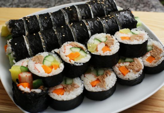 Bất ngờ trổ tài với cách làm Kimbap không cần khuôn 1