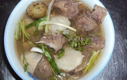 Dân dã với cách nấu vịt om sấu khoai sọ thơm ngon đậm vị Dân dã với cách nấu vịt om sấu khoai sọ thơm ngon đậm vị