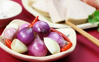 Cách làm hành tỏi ngâm giấm đơn giản mà lại ngon Cách làm hành tỏi ngâm giấm đơn giản mà lại ngon