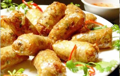 Các bước làm món chả bánh đa nem truyền thống của người Việt