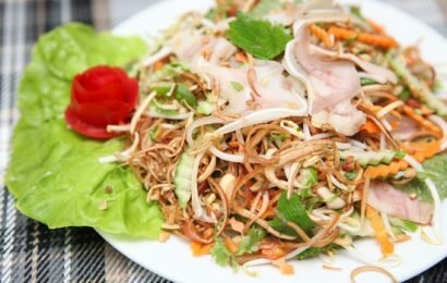 Ngon lạ miệng với cách làm nộm gà xé phay hoa chuối Ngon lạ miệng với cách làm nộm gà xé phay hoa chuối