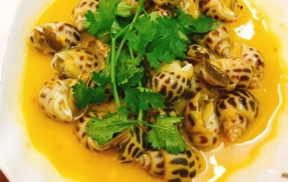 Học cách làm ốc hương xào trứng muối ngon chuẩn nhà hàng Học cách làm ốc hương xào trứng muối ngon chuẩn nhà hàng