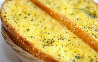 Thơm ngon giòn tan với cách nướng bánh mì bằng lò vi sóng Thơm ngon giòn tan với cách nướng bánh mì bằng lò vi sóng