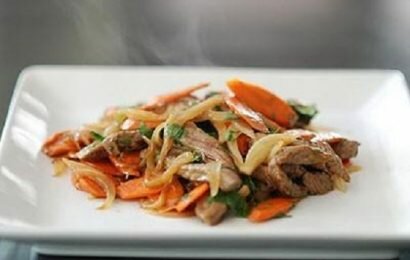 Cách làm thịt gà xào hành tây ngon khó cưỡng Cách làm thịt gà xào hành tây ngon khó cưỡng