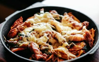 Mách bạn cách làm gà xào bắp cải phô mai chuẩn hương vị hàn quốc