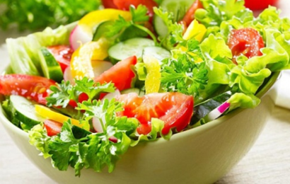 Vào bếp với cách làm salad xà lách giảm cân cực dễ Vào bếp với cách làm salad xà lách giảm cân cực dễ