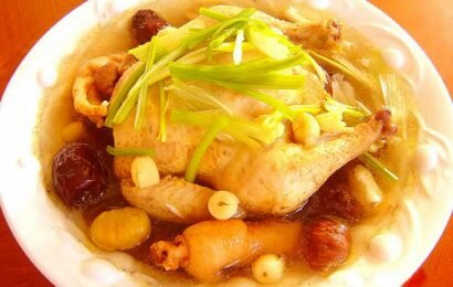 Bí quyết nấu gà hầm hạt sen cho bà bầu ngon bổ dưỡng