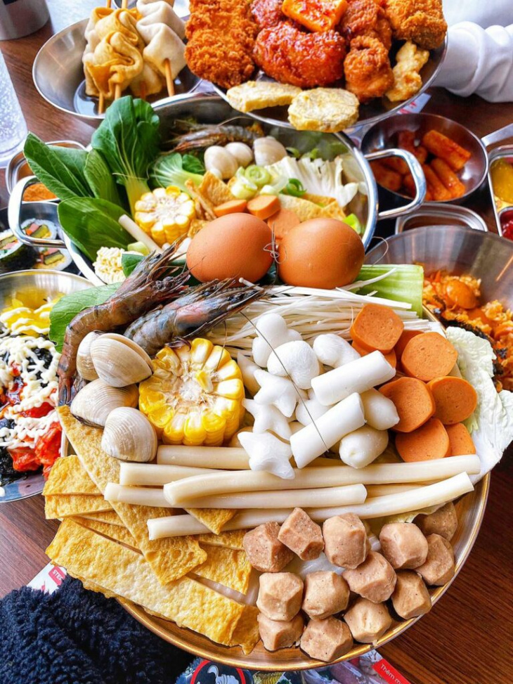 image cham diem 5 quan buffet tokbokki ha noi chi tu 129k 165807040570229 Em Vào Bếp